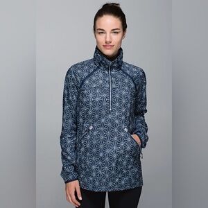 ATHLETIC WOMENS SMALL (bust 40”) LULULEMON HOODED RAIN JACKET MISS MISTY